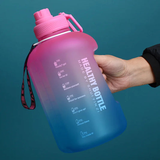 MiaoQia 2,2 l Wasserflasche mit Strohhalm und Riemen, verschließbarer Flip-Flop-Deckel, Outdoor-Fitnessflaschen, Fitness-Sport, BPA-frei, Krug mit großem Fassungsvermögen