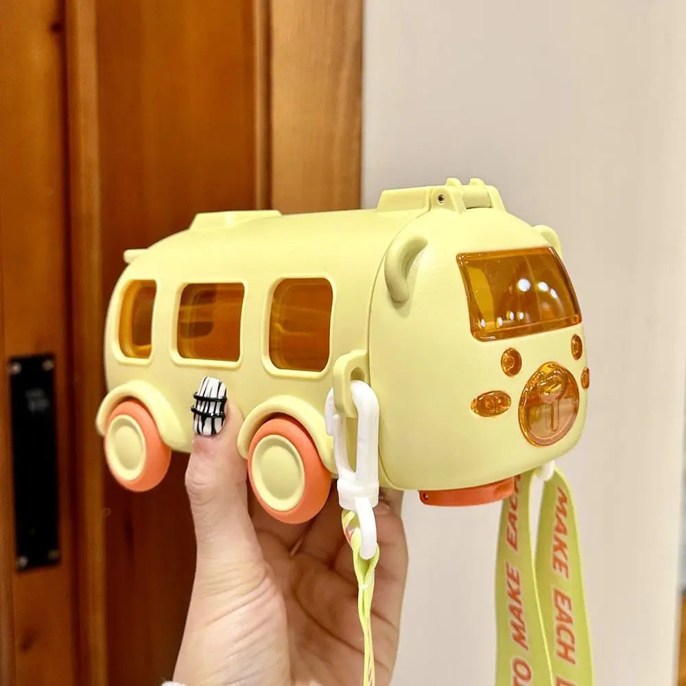 Cartoon Bus Stroh Tasse Niedlich Große Kapazität Im Freien Auto Wasser Tasse Kinder Drinkware Bounce Stroh Wasserkocher