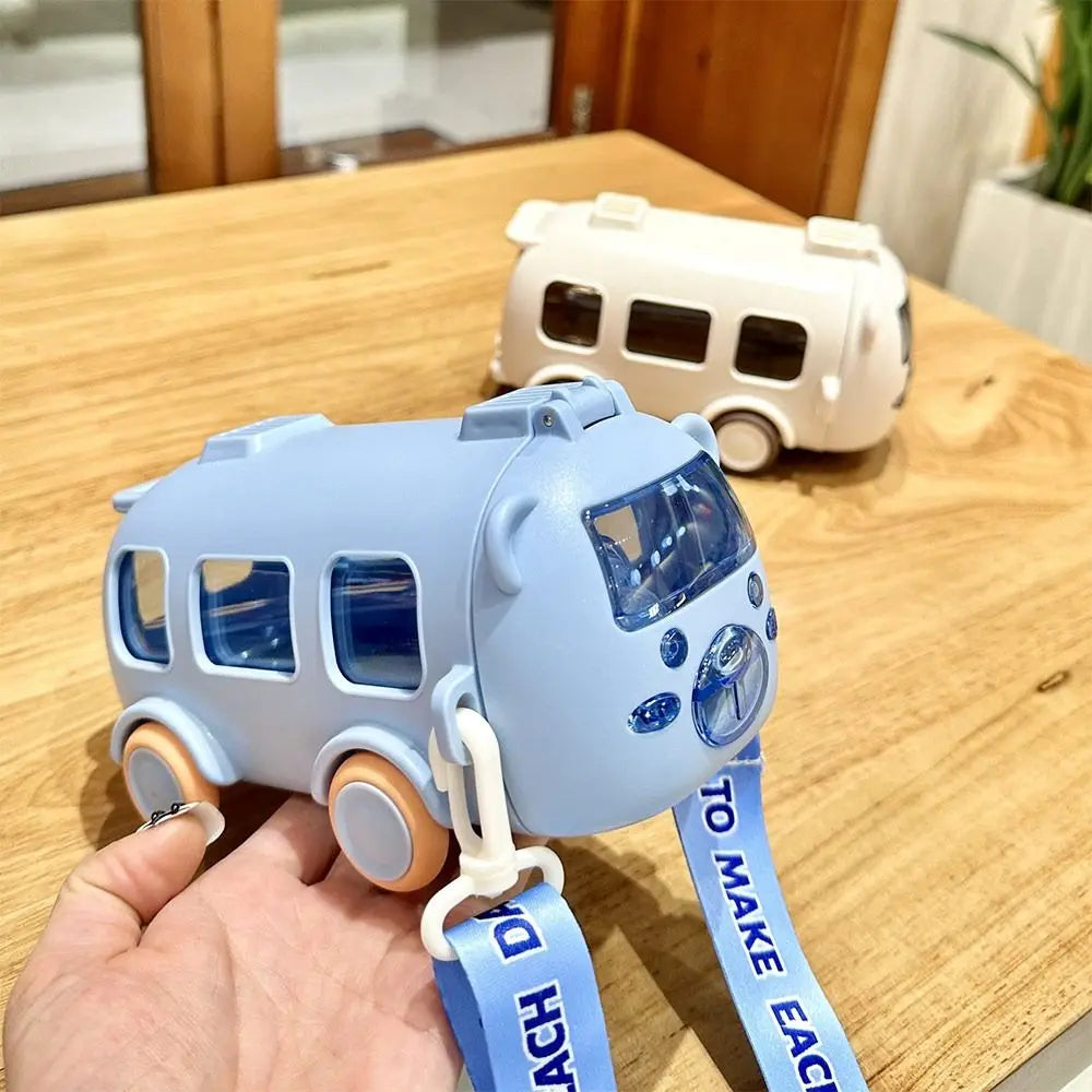 Cartoon Bus Stroh Tasse Niedlich Große Kapazität Im Freien Auto Wasser Tasse Kinder Drinkware Bounce Stroh Wasserkocher