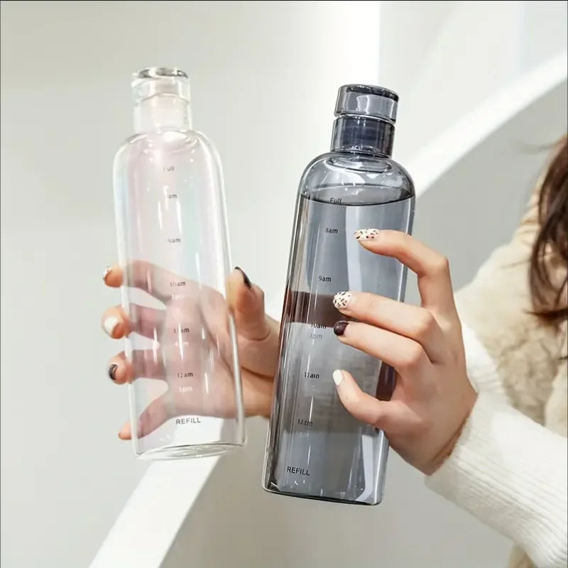 700 ml elegante, auslaufsichere Wasserflasche mit Zeitskala. Bleiben Sie täglich hydriert. Leicht und tragbar für Fitness und Outdoor-Abenteuer.