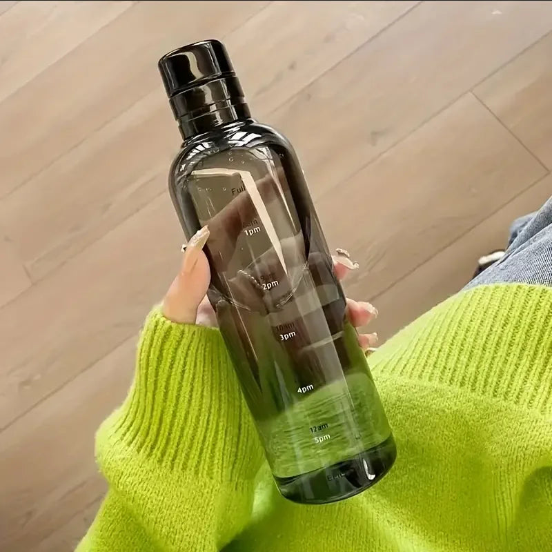 700 ml elegante, auslaufsichere Wasserflasche mit Zeitskala. Bleiben Sie täglich hydriert. Leicht und tragbar für Fitness und Outdoor-Abenteuer.