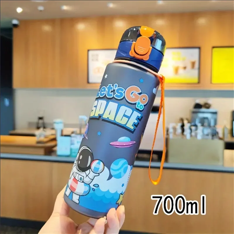 Isolierte Wasserflasche mit kosmischem Astronauten-Motiv, 700 ml, auslaufsicherer Klappdeckel, Tragegurt, tragbar, bezaubernder Aktivitätsbecher, BPA-frei