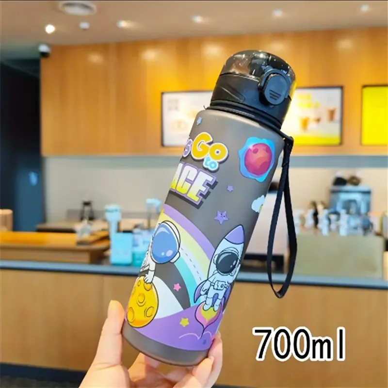 Isolierte Wasserflasche mit kosmischem Astronauten-Motiv, 700 ml, auslaufsicherer Klappdeckel, Tragegurt, tragbar, bezaubernder Aktivitätsbecher, BPA-frei