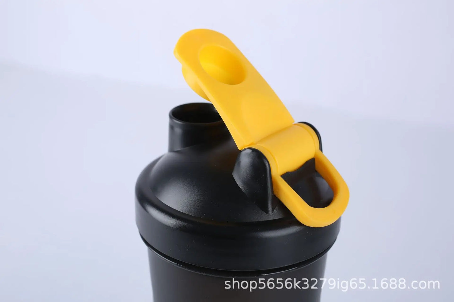 700ml Portable Protein Powder Shaker Bottle Leak Proof Water Bottle for Gym Fitness Training Sport Shaker Mixing Cup with Scale