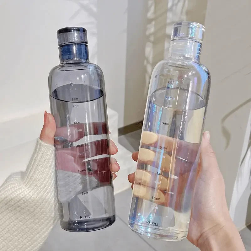 700 ml elegante, auslaufsichere Wasserflasche mit Zeitskala. Bleiben Sie täglich hydriert. Leicht und tragbar für Fitness und Outdoor-Abenteuer.