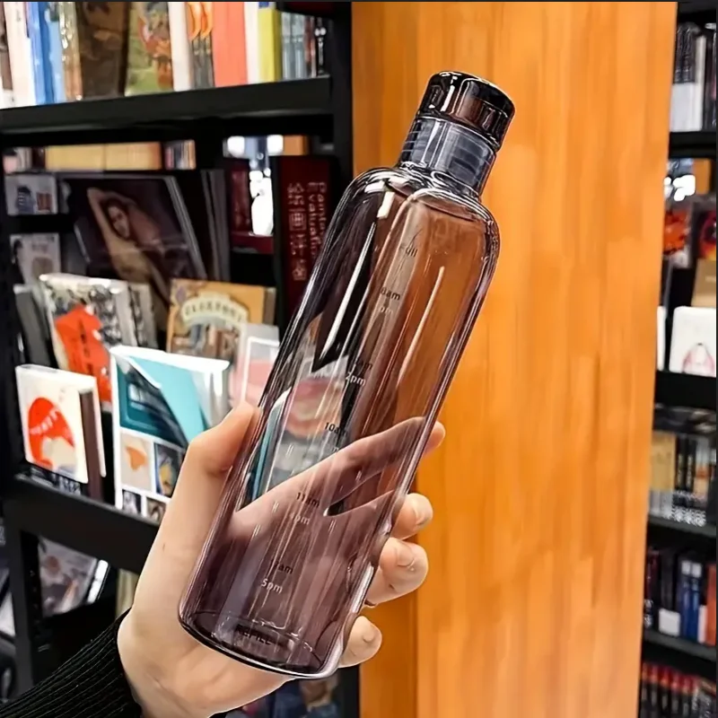 700 ml elegante, auslaufsichere Wasserflasche mit Zeitskala. Bleiben Sie täglich hydriert. Leicht und tragbar für Fitness und Outdoor-Abenteuer.