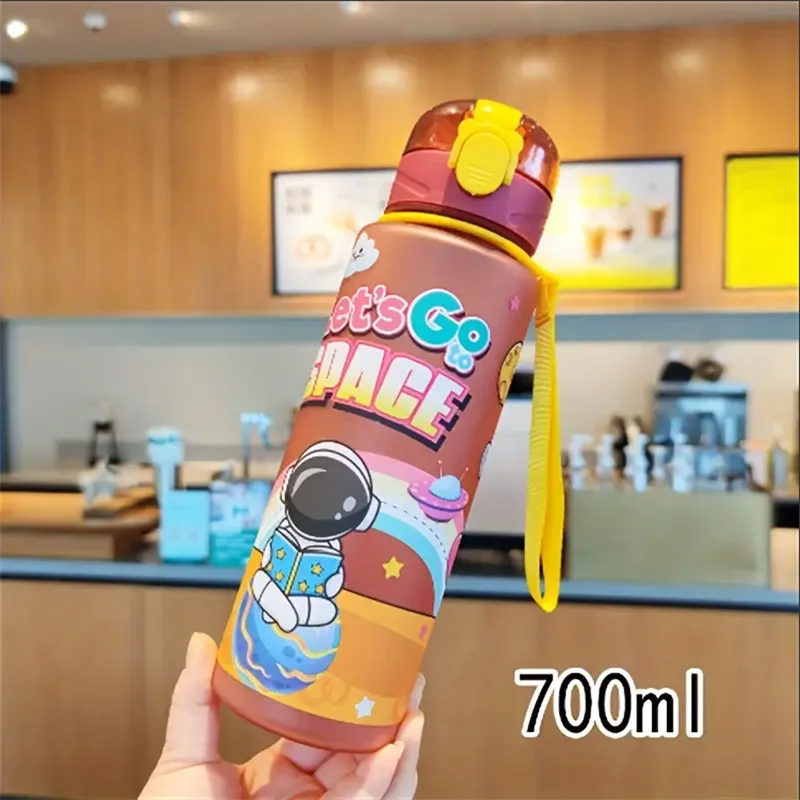 Isolierte Wasserflasche mit kosmischem Astronauten-Motiv, 700 ml, auslaufsicherer Klappdeckel, Tragegurt, tragbar, bezaubernder Aktivitätsbecher, BPA-frei